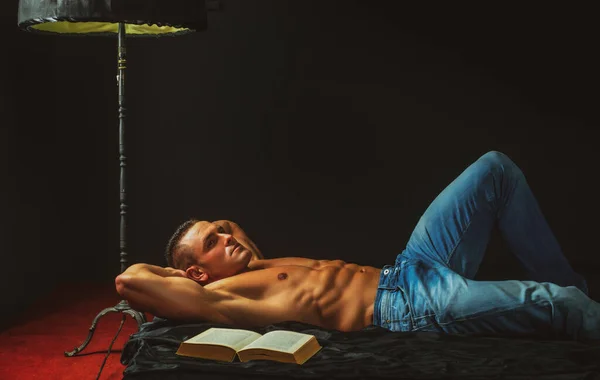 Bonito Homem Ganga Azul Com Livro Tronco Deitado Cama Relaxe — Fotografia de Stock