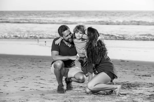 晴れた日には家族でビーチに歩いています 海の休暇 日没時に海の岸で抱きつく親と子供たち 子供と夏の旅行 お母さん お父さん 息子さん 娘さん — ストック写真