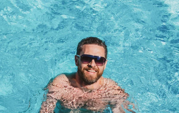 戴着太阳镜的英俊男人 夏天的假期 泳池派对避暑胜地 — 图库照片