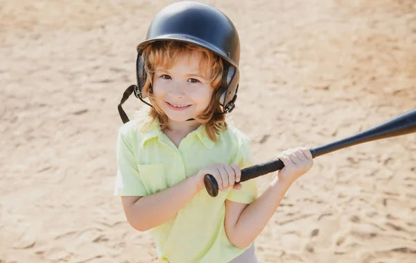 Dzieciak Trzyma Kij Bejsbolowy Piłkarskie Dziecko Rzucające Młodzieżowym Baseballem — Zdjęcie stockowe