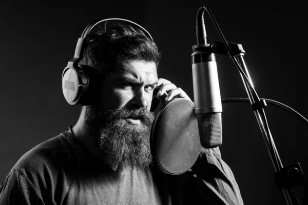 Retrato Del Cantante Con Auriculares Está Interpretando Una Canción Con — Foto de Stock