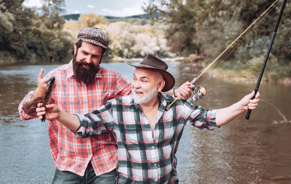 Рыбалка Реке Портрет Веселых Двух Бородатых Мужчин Рыбачащих Разница Между — стоковое фото