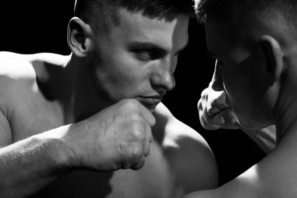 Närbild Porträtt Två Muskulösa Män Slåss Slå Varandra Boxning Eller — Stockfoto