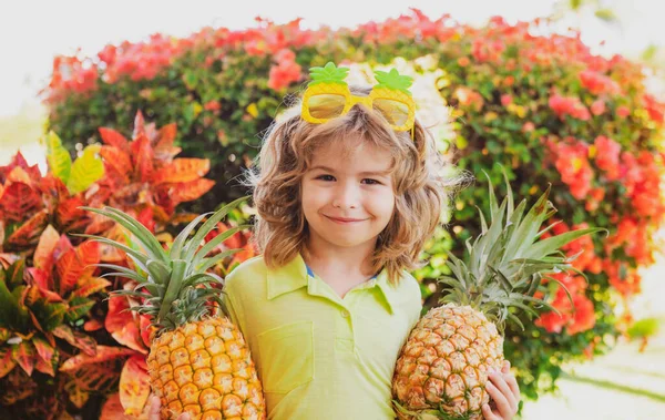 Jeune Garçon Tenant Ananas Souriant Plein Air — Photo