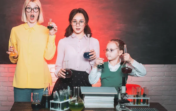 Okula Dönelim Lkokuldan Bir Çocuk Okulun Laboratuarında Kimya Dersi Alan — Stok fotoğraf
