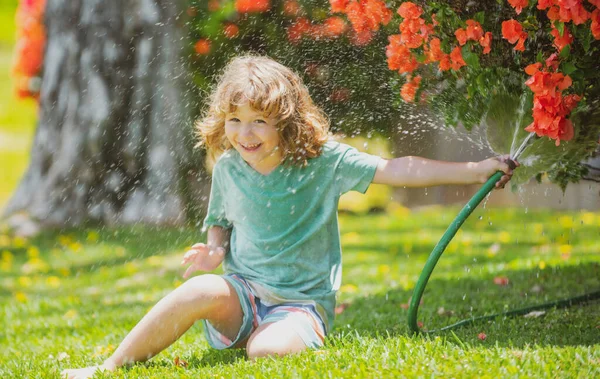 Dziecko Bawiące Się Ogrodzie Wylewa Węża Sprawia Pada Deszcz Szczęśliwego — Zdjęcie stockowe