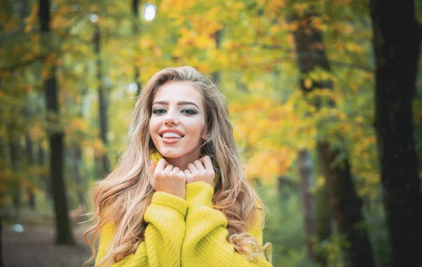 Menina Feliz Bonita Jovem Com Folha Vermelho Amarela Brilhante Parque — Fotografia de Stock