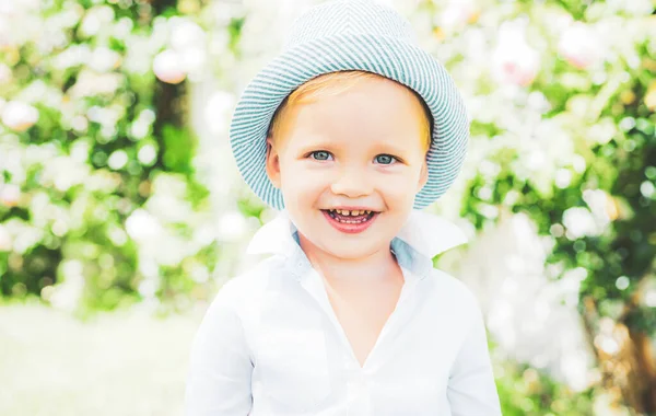 Щасливе Дитинство Щасливий Маленький Хлопчик Смішний Маленький Хлопчик Щасливі Миті — стокове фото