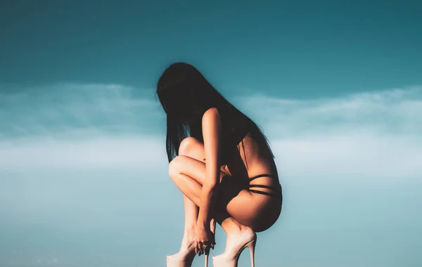 Μόδα Όμορφη Κοπέλα Μακριά Πόδια Γυναίκα Τακούνια — Φωτογραφία Αρχείου