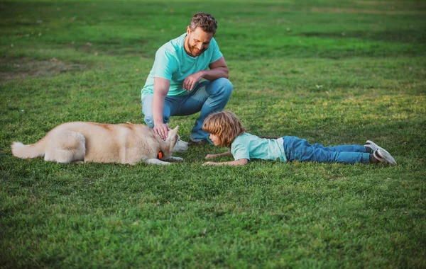 Pai Filho Com Cão Estimação Natureza — Fotografia de Stock