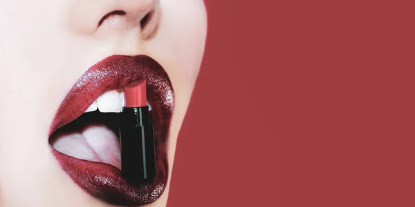 Seksownie Pulchne Pełne Usta Pielęgnacja Ust Ochrona Wargi Odizolowane Czerwonym — Zdjęcie stockowe