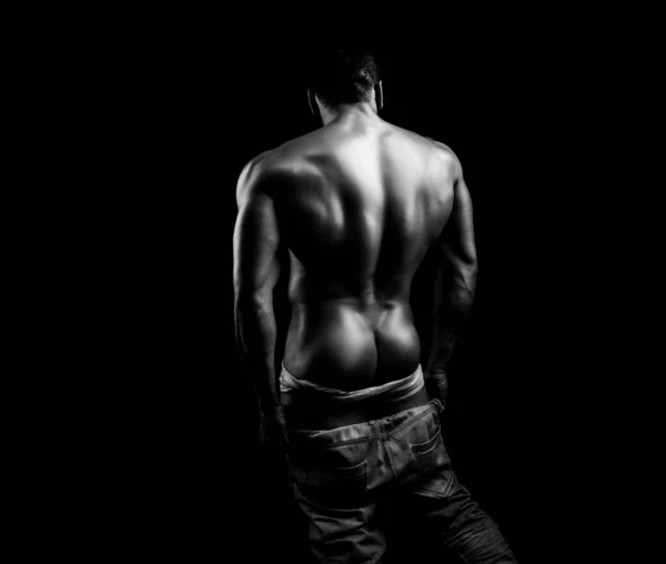 Erkek Geri Döndü Siyah Arka Plandaki Erkek Vücudunun Arka Görüntüsü — Stok fotoğraf