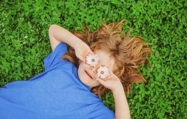 Niño Verano Chico Divertido Con Margarita Los Ojos —  Fotos de Stock