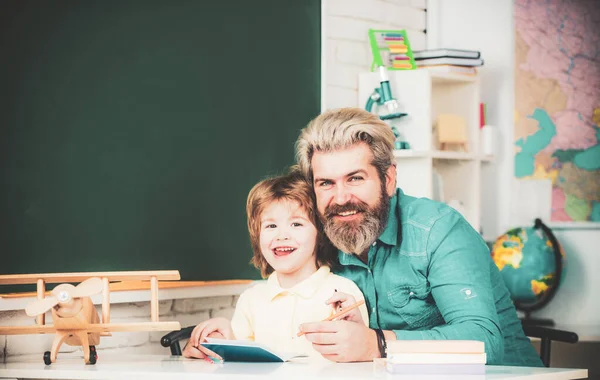 Baba Oğluna Öğretiyor Okul Ortaklığı Derste Mutlu Okul Çocukları Çocuk — Stok fotoğraf