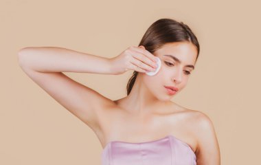 Güzel bir kadın, sağlıklı bir ciltle, doğal bir makyajla, taze bir güzellik mankeni kaplıcasıyla yüzleşir. Güzel kadın sağlığı kozmetik ürünleri. Spa ve sağlık, cilt bakımı konsepti. Yüz tedavisi