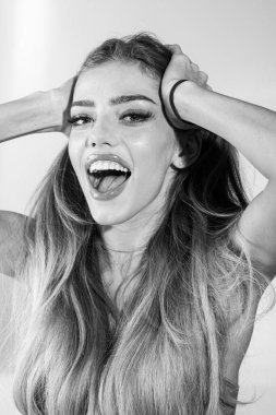 Güzel yüzlü güzel bir genç kızın portresi. Harika bir kız. Genç, sarışın bir kızın portresi mutlu.