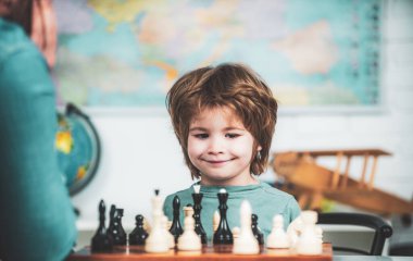 Çocuklar için eğitici oyunlar, erken gelişim. Küçük çocuk satranç oynuyor ve eğleniyor.