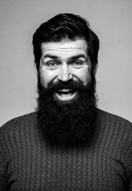 Mutlu gülümseyen genç adam yakın plan portresi. Olumlu insan yüz ifadeleri ve duyguları