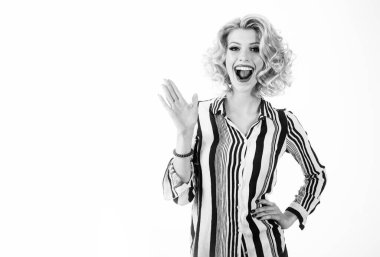 Poster gibi giyinmiş gülümseyen genç bir kadın.