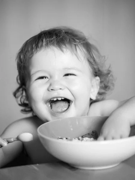 Lançamento Criança Comer Bebê Sorrindo Comendo Comida Conceito Família Alimentação — Fotografia de Stock