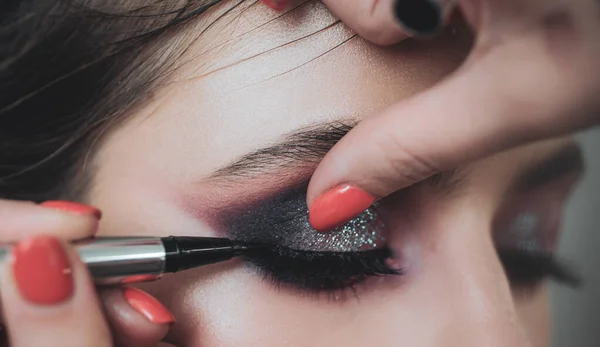 Retrato Cerca Proceso Hacer Maquillaje Maquillador Profesional Pinta Modelos Pestañas — Foto de Stock