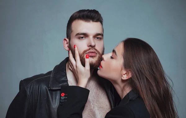 Namorada Lábios Vermelhos Apaixonados Jaqueta Couro Homem Ela Adora Barba — Fotografia de Stock