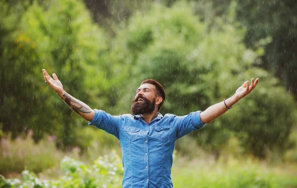 Chover Homem Sob Chuva Verão Retrato Homem Barbudo Feliz Despreocupado — Fotografia de Stock