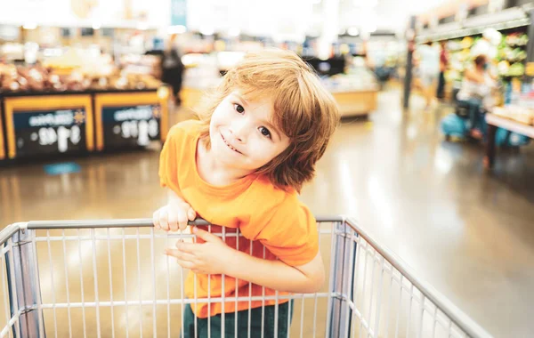 Забавный Мальчик Клиент Детская Тележка Покупки Супермаркете Продуктовый Магазин — стоковое фото