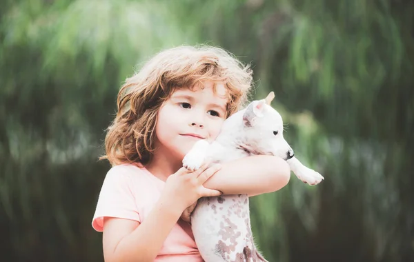 拥抱朋友 可爱的孩子抱着他的宠物狗 — 图库照片