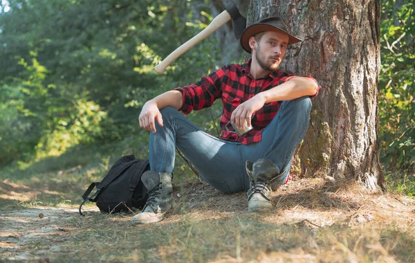 Trabalhador Lenhador Sentado Floresta Lumberjack Com Machado Fundo Floresta Homem — Fotografia de Stock