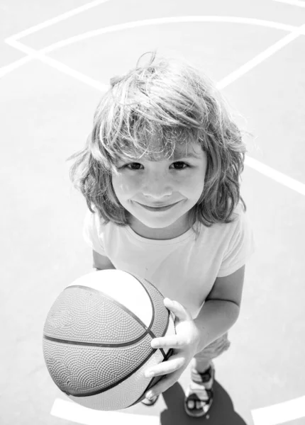 Zdjęcie Dziecka Grającego Koszykówkę Twarz Dzieci Portret Chłopca — Zdjęcie stockowe