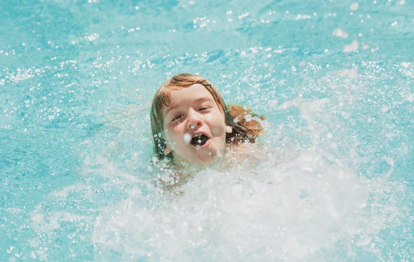Kind Jongen Zwemmen Het Zwembad Spetterend Water Kleine Jongen Spelen — Stockfoto