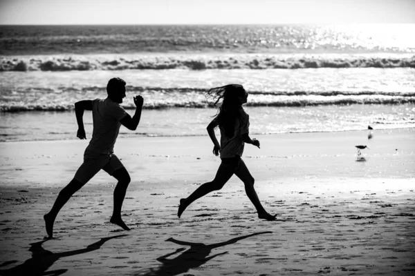 Sport Egészséges Életmód Barátok Kocogás Naplementekor Strandon Sziluett Pár Fut — Stock Fotó