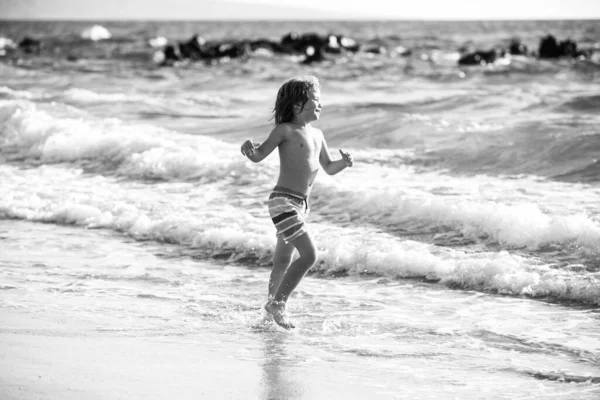 Ragazzino Che Corre Sulla Spiaggia Spruzzando Acqua Nel Mare Blu — Foto Stock