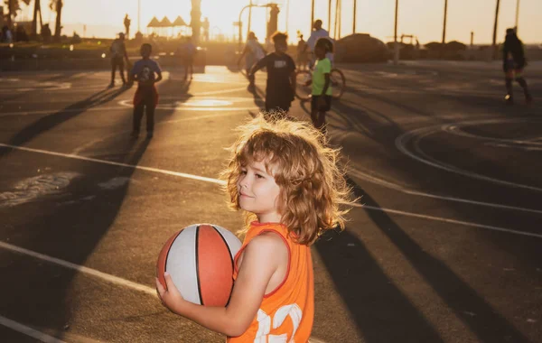 Lindo Niño Juega Baloncesto Niños Activos Disfrutando Del Juego Aire —  Fotos de Stock