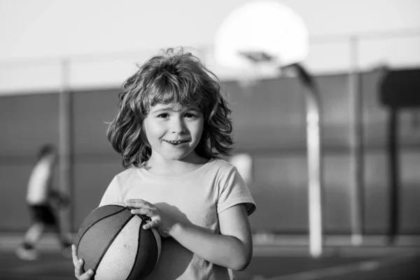 Jogo Basquetebol Retrato Menino Bonito Segurando Uma Bola Basquete Tentando — Fotografia de Stock