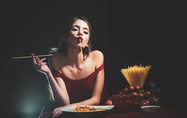 Jonge Sexy Vrouw Eten Smakelijke Pasta Zwart — Stockfoto