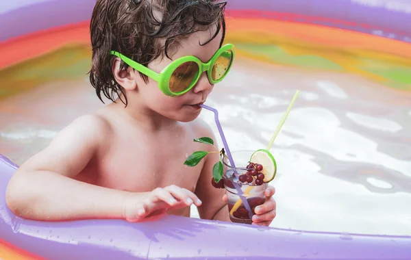 在天堂度假 小男孩和最好的游泳池 儿童水玩具 孩子们在海滩玩的很开心在游泳池里玩得很开心在温泉游泳池里放松一下 — 图库照片