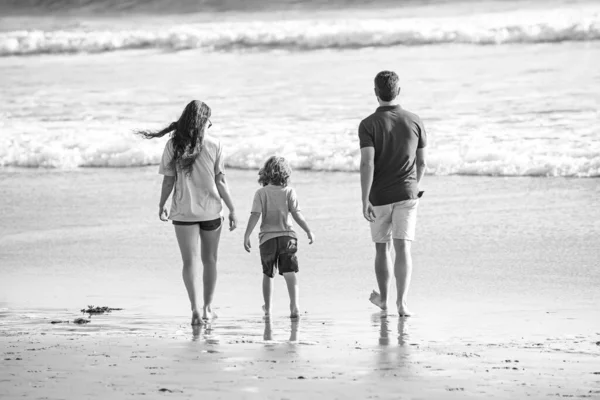 Famiglia Felice Sulla Spiaggia Persone Che Divertono Durante Vacanze Estive — Foto Stock