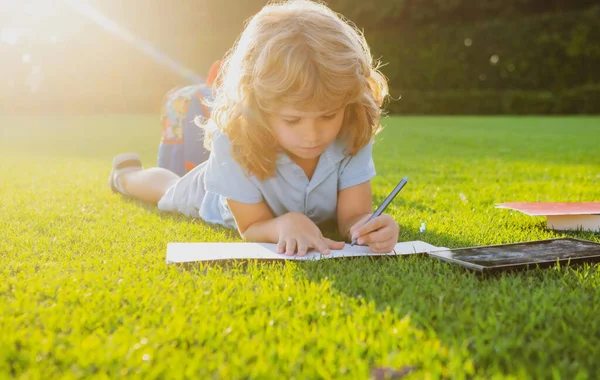 Kitap Okuyan Deftere Notlar Yazan Sevimli Bir Çocuğun Açık Hava — Stok fotoğraf