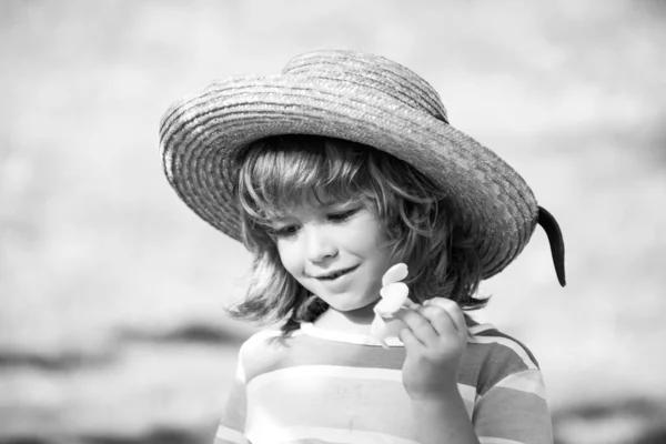 Παιδικό Πορτρέτο Κοντά Κεφάλι Του Χαριτωμένο Παιδί Ψάθινο Καπέλο Plumeria — Φωτογραφία Αρχείου