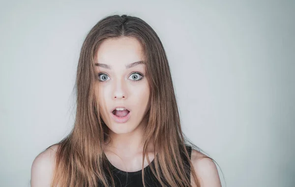 Jong Aantrekkelijk Meisje Met Verrassende Nieuwsgierigheid Emotie Kijkend Naar Camera — Stockfoto