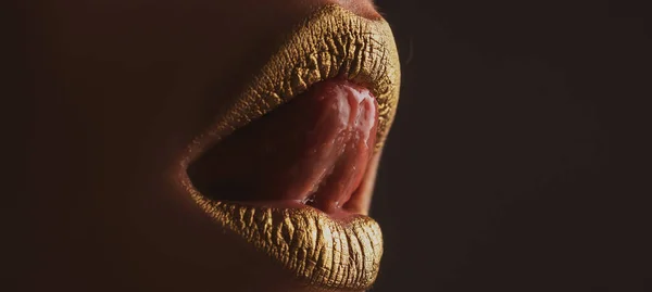 Los Labios Dorados Boca Mujer Cerca Con Lápiz Labial Color — Foto de Stock