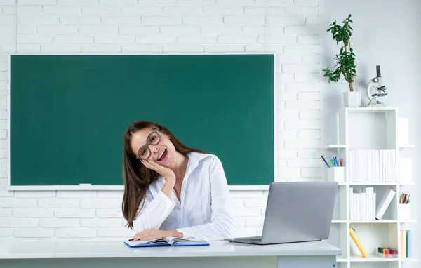 Portret Van Een Lachende Jonge Student Die Studeert Met Een — Stockfoto