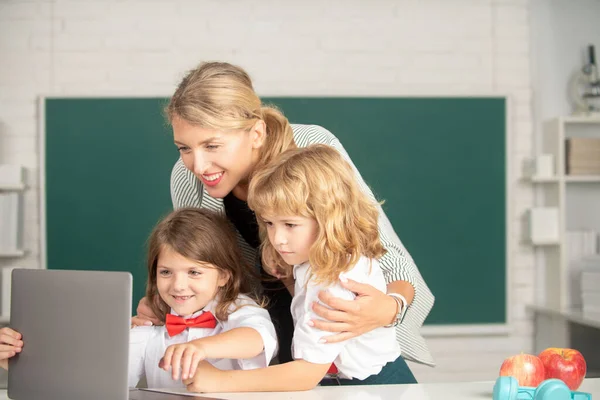 Nauczyciel Uczniami Uczącymi Się Laptopie Uczący Się Edukacją Online Nauczyciel — Zdjęcie stockowe