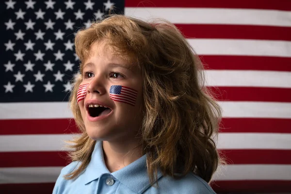 Niño Con Bandera Americana Día Independencia Julio Concepto Estados Unidos — Foto de Stock