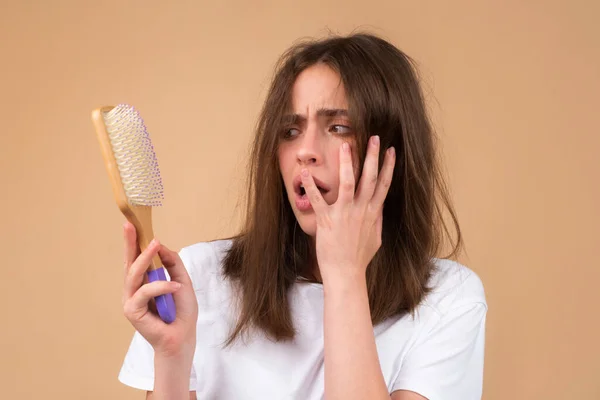 头发脱落问题的治疗 梳子和有问题头发的女人的画像 — 图库照片