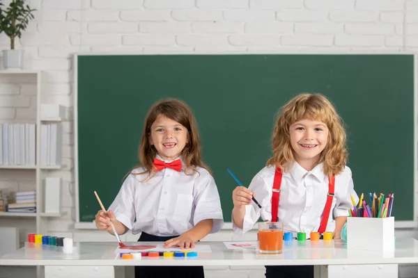 Crianças Escola Sorrindo Menina Menino Pintura Com Tintas Cor Escova — Fotografia de Stock