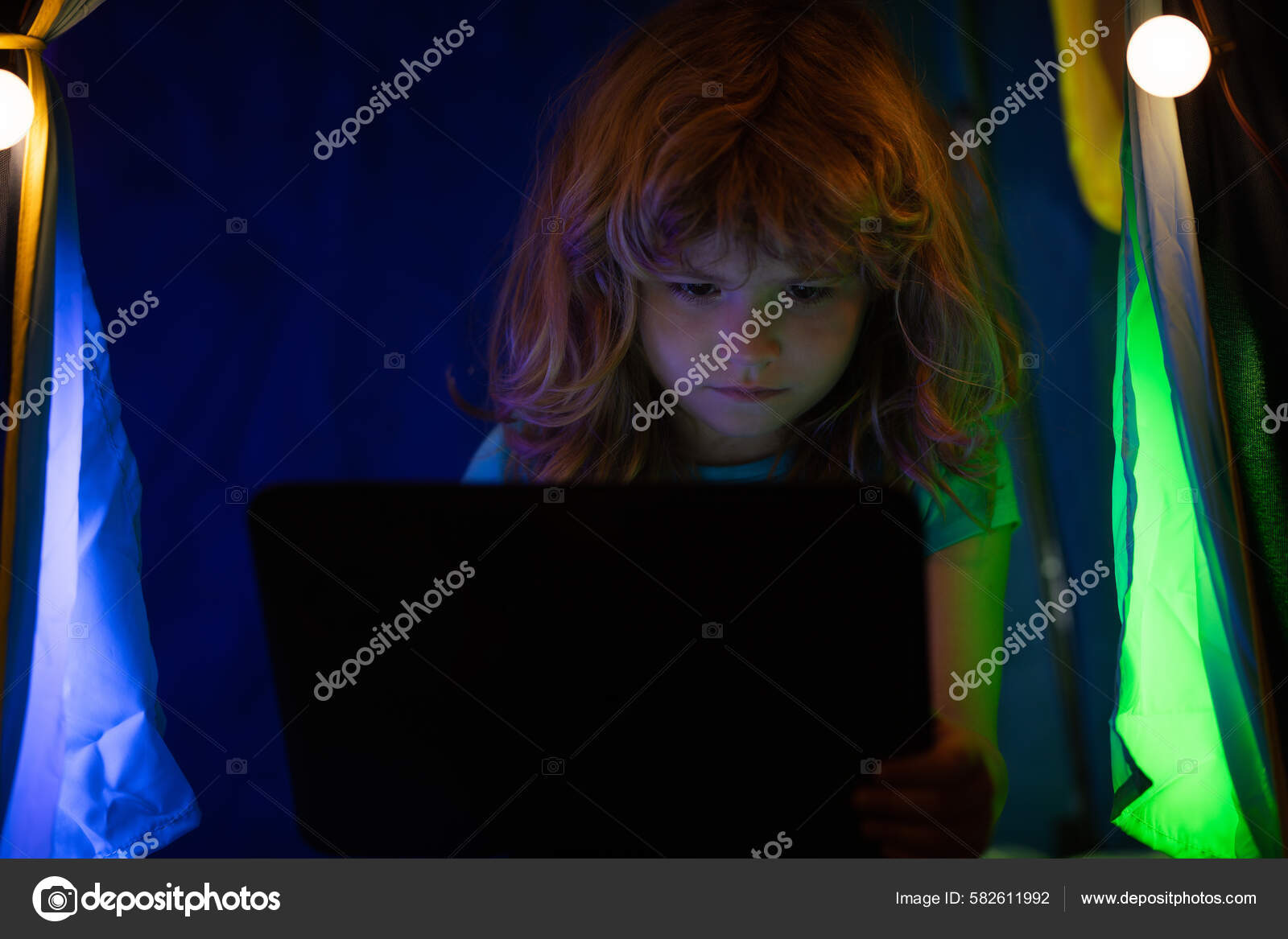 Menina De Escola Bonito Jogando E Surfando Online Tarde Da Noite