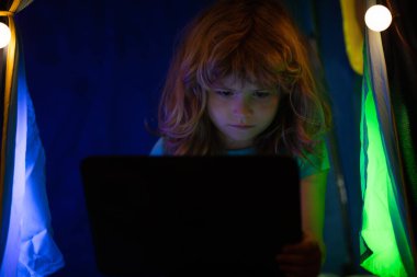 Gece geç saatlerde internette oynayan ve sörf yapan sevimli bir çocuk. İnternet oyunlarına bağımlı bir çocuk ve sosyal medya uyuyamıyor. Çocuklukta ve internet bağımlılığında dijital teknoloji